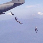 Lancio di paracadutisti della Marina M.re