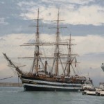 La Vespucci mentre entra in porto