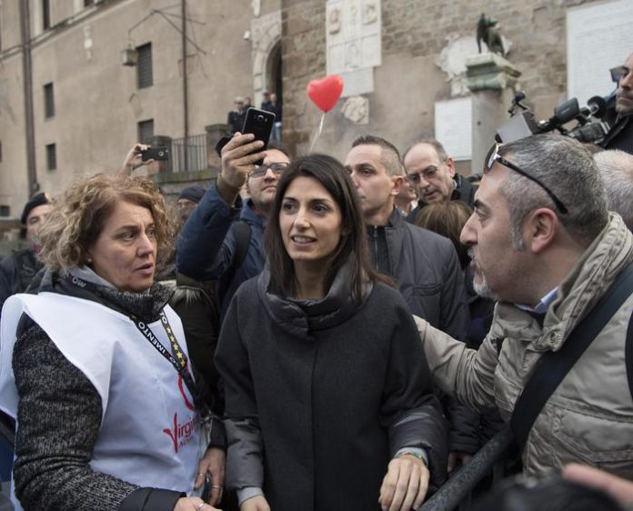 Roma: Raggi a sostenitori, 'Non molliamo'