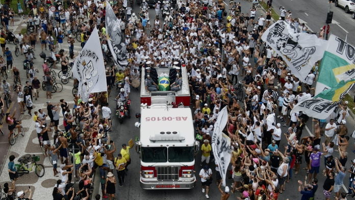 Pele funeral procession begins in Santos