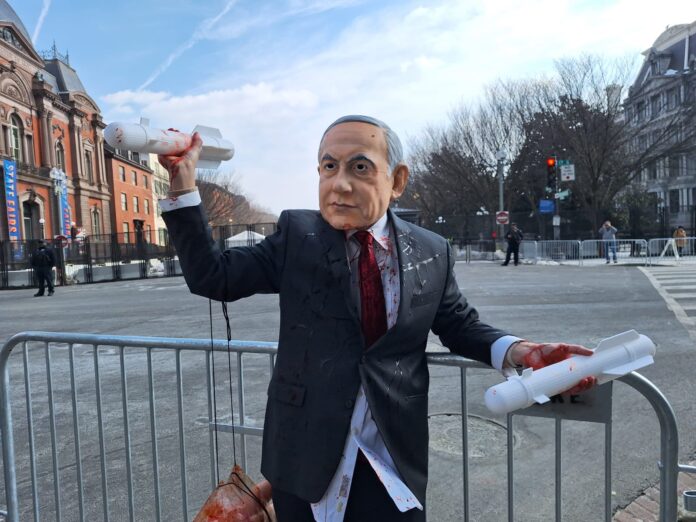 Manifestante con la maschera di Netanyahu davanti alla Casa Bianca - Foto di Stefano Scibilia